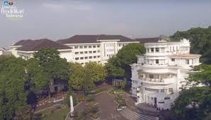 Masuk Universitas Pendidikan Indonesia (UPI) bukan sekadar tentang diterima di salah satu perguruan tinggi favorit, tetapi juga tentang kesiapan membangun masa depan yang lebih baik. Sebagai institusi yang telah melahirkan ribuan tenaga pendidik, akademisi, dan profesional di berbagai bidang, UPI menuntut calon mahasiswanya memiliki semangat belajar tinggi, mental yang tangguh, dan tekad kuat untuk berkembang.