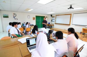 Siswa belajar geografi Indonesia